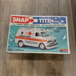 Vintage Monogram Snap Title Model Kit Emergency Van New
